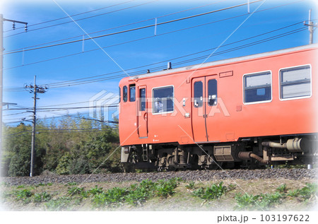 昼下がりの山陰本線を走る出雲市行きの朱色のディーゼル列車（イラスト風） 103197622