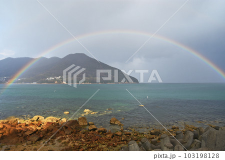 海に架かる虹 103198128
