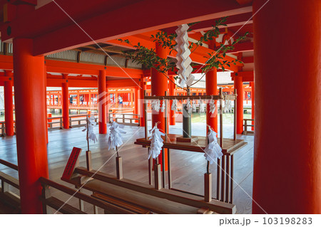 宮島の厳島神社とお祓い棒 103198283