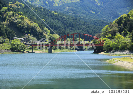 愛媛県四国中央市　金砂湖の風景 103198581