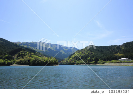 愛媛県四国中央市 金砂湖の風景 愛媛県四国中央市 金砂湖の風景 103198584
