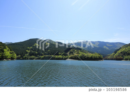 愛媛県四国中央市 金砂湖の風景 愛媛県四国中央市 金砂湖の風景 103198586