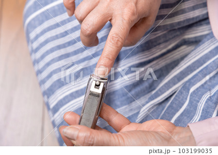 【手の爪を切るミドル女性 フローリング】 【手の爪を切るミドル女性 フローリング】 103199035