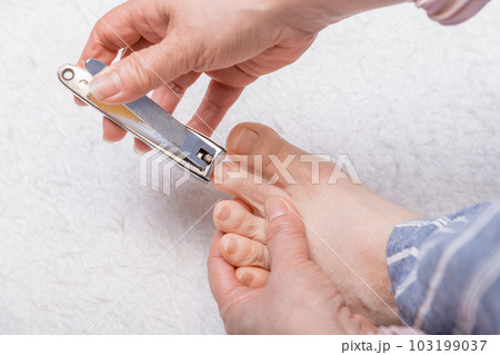 【足の爪を切るミドル女性 ムートン】 【足の爪を切るミドル女性 ムートン】 103199037