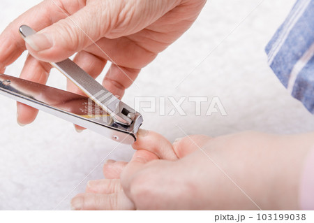 【足の爪を切るミドル女性 ムートン】 【足の爪を切るミドル女性 ムートン】 103199038