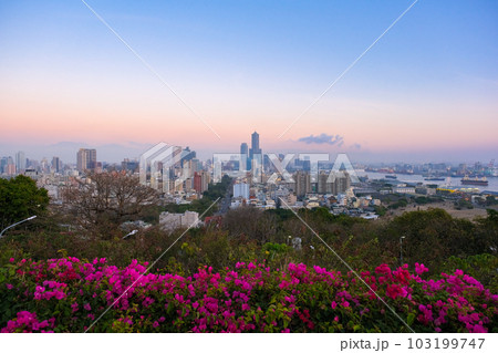 台湾 高雄市、寿山情人観景台から見る夕暮れの街並み 103199747