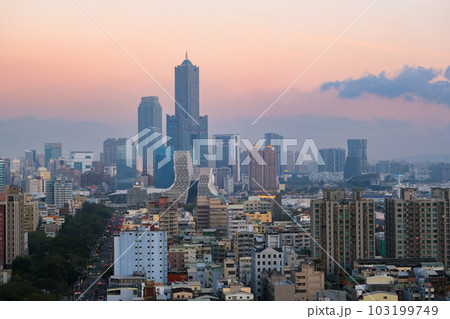 台湾 高雄市、寿山情人観景台から見る夕暮れの街並み 台湾 高雄市、寿山情人観景台から見る夕暮れの街並み 103199749