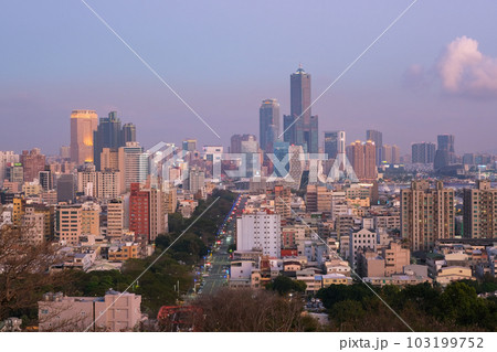 台湾 高雄市、寿山情人観景台から見る夕暮れの街並み 103199752