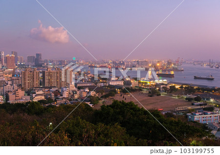 台湾 高雄市、寿山情人観景台から見る高雄港の夕暮れ 台湾 高雄市、寿山情人観景台から見る高雄港の夕暮れ 103199755