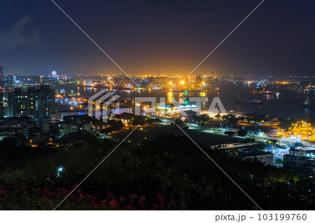 台湾 高雄市、寿山情人観景台から見る高雄港の夜景 台湾 高雄市、寿山情人観景台から見る高雄港の夜景 103199760