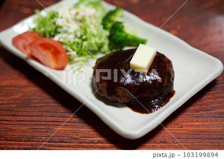 ハンバーグとサラダ ハンバーグとサラダ 103199894