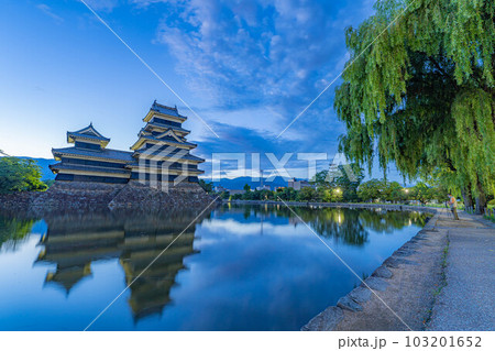 「お城素材」初夏の松本城・黎明時【長野県】 103201652