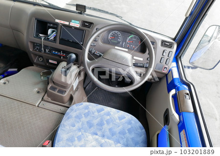 マイクロバスの運転席 マイクロバスの運転席 103201889