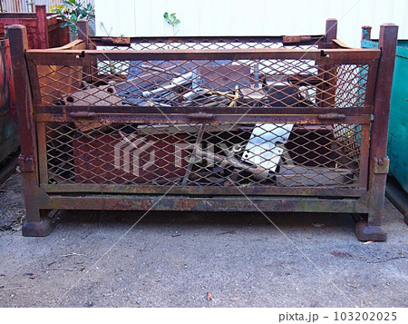鉄屑を入れた古いパレット 103202025