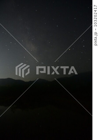 北杜市武川町、南の空に天の川とアンタレス映す水田 103202417