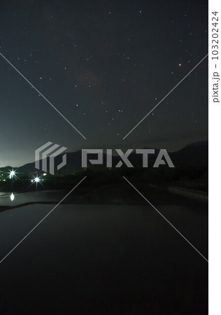 北杜市武川町、南の空に天の川とアンタレス映す水田 103202424
