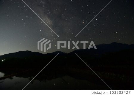 北杜市武川町、南の空に天の川とアンタレス映す水田 103202427