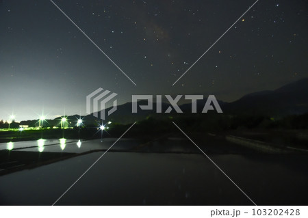 北杜市武川町、南の空に天の川とアンタレス映す水田 103202428