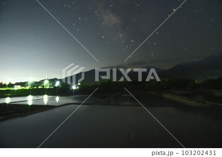 北杜市武川町、南の空に天の川とアンタレス映す水田 北杜市武川町、南の空に天の川とアンタレス映す水田 103202431