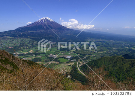 静岡県・朝霧高原の町並みと富士山の絶景(毛無山・雨ヶ岳からの展望) 静岡県・朝霧高原の町並みと富士山の絶景(毛無山・雨ヶ岳からの展望) 103202798