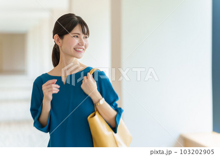 トートバッグを持つ女性 103202905