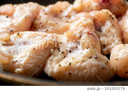 鶏肉(ぼんじり･テール)をフライパンで焼く。(塩こしょう焼き) 103203179