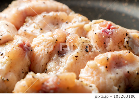 鶏肉(ぼんじり･テール)をフライパンで焼く。(塩こしょう焼き) 103203180