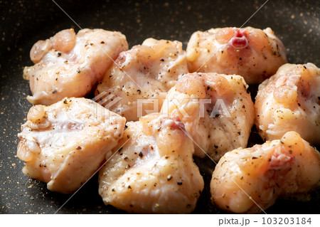 鶏肉(ぼんじり･テール)をフライパンで焼く。(塩こしょう焼き) 103203184