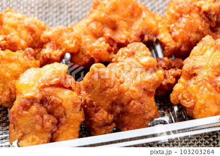 テイクアウトイメージ。透明プラスチック容器に入れられた、鶏肉の唐揚げ。 103203264