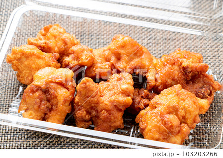 テイクアウトイメージ。透明プラスチック容器に入れられた、鶏肉の唐揚げ。 テイクアウトイメージ。透明プラスチック容器に入れられた、鶏肉の唐揚げ。 103203266