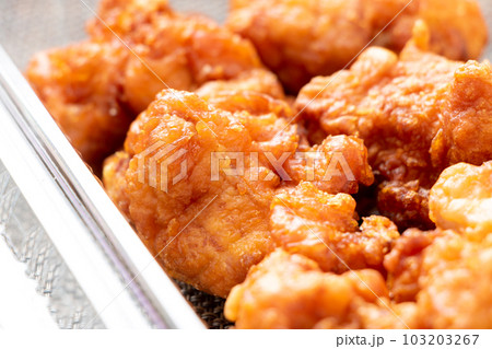 テイクアウトイメージ。透明プラスチック容器に入れられた、鶏肉の唐揚げ。 103203267