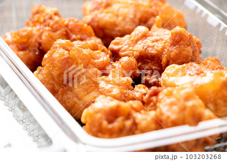 テイクアウトイメージ。透明プラスチック容器に入れられた、鶏肉の唐揚げ。 テイクアウトイメージ。透明プラスチック容器に入れられた、鶏肉の唐揚げ。 103203268