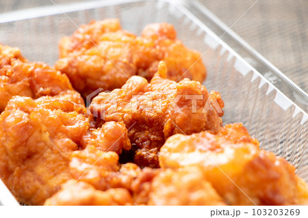 テイクアウトイメージ。透明プラスチック容器に入れられた、鶏肉の唐揚げ。 テイクアウトイメージ。透明プラスチック容器に入れられた、鶏肉の唐揚げ。 103203269