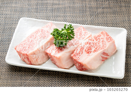 ステーキ用牛肉。希少部位といわれる「三角バラ」。 ステーキ用牛肉。希少部位といわれる「三角バラ」。 103203270