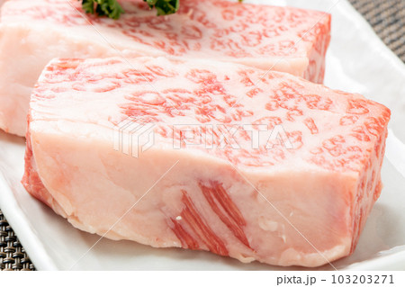 ステーキ用牛肉。希少部位といわれる「三角バラ」。 ステーキ用牛肉。希少部位といわれる「三角バラ」。 103203271