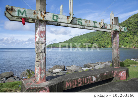 米領サモア　ファガサ湾と終着駅の田舎のバス停、海と丘 103203360