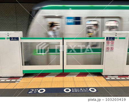 発車する地下鉄の電車(東京メトロ千代田線乃木坂駅) 発車する地下鉄の電車(東京メトロ千代田線乃木坂駅) 103203419