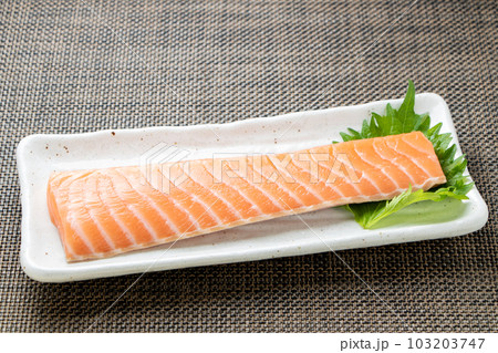 刺身用生サーモンの柵。 103203747