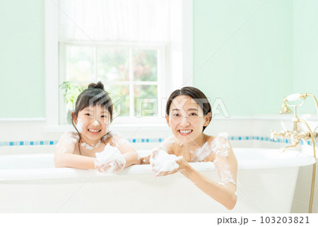 親子　入浴　バスタイム 103203821