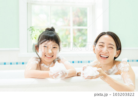 親子 入浴 バスタイム 親子 入浴 バスタイム 103203822