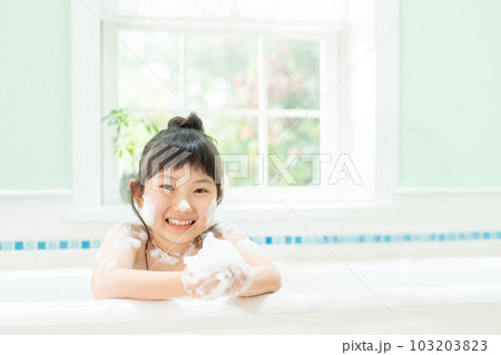 子供　入浴　バスタイム 103203823