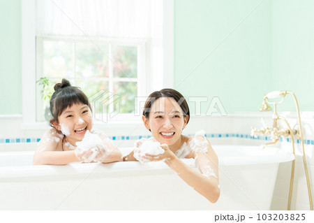 親子 入浴 バスタイム 親子 入浴 バスタイム 103203825