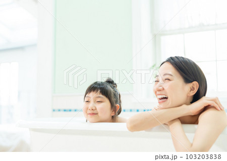 親子　入浴　バスタイム 103203838