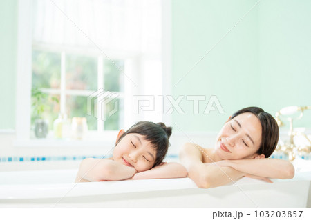 親子 入浴 バスタイム 親子 入浴 バスタイム 103203857