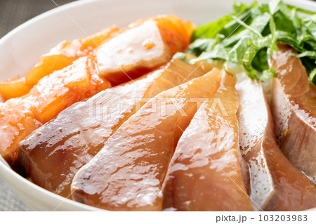 鰤(ブリ)とサーモンの漬け海鮮丼のアップ。 103203983