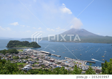 桜島と海潟漁港と養殖いかだ群 桜島と海潟漁港と養殖いかだ群 103203997