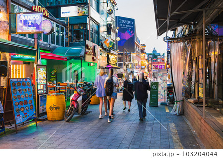 ソウル 夕暮れの梨泰院 ※一部ソフトフォーカス ソウル 夕暮れの梨泰院 ※一部ソフトフォーカス 103204044