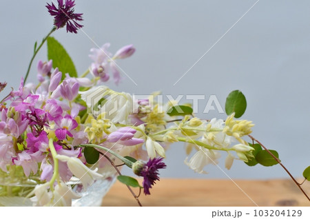 庭先に咲いた春の花のフラワーアレンジ 庭先に咲いた春の花のフラワーアレンジ 103204129