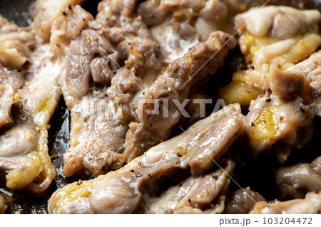 ひね鶏をフライパンで焼く調理シーン。(塩こしょう焼き) ひね鶏をフライパンで焼く調理シーン。(塩こしょう焼き) 103204472