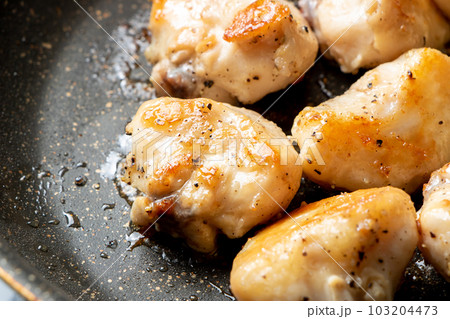 鶏肉(ぼんじり・テール)をフライパンで焼く。(塩こしょう焼き) 鶏肉(ぼんじり・テール)をフライパンで焼く。(塩こしょう焼き) 103204473
